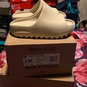 Size 13k Yeezy slides Bone color